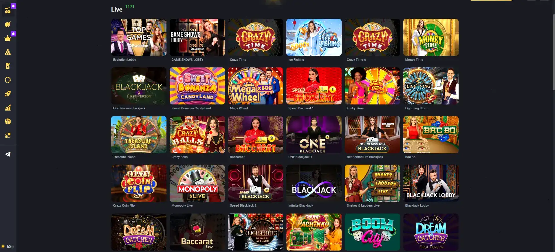 Веселые фишки разноцветных слотов на чёрном столе